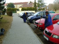 PRACOVNÍCI MĚSTSKÝCH SLUŽEB PROVEDLI RUČNÍ ÚKLID VEŘEJNÝCH PROSTRANSTVÍ