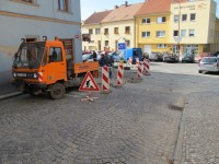 MĚSTSKÉ SLUŽBY OPRAVUJÍ CHODNÍKOVÝ PŘEJEZD