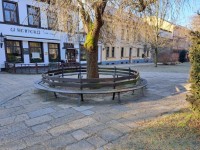 Probíhají opravy laviček ve městě